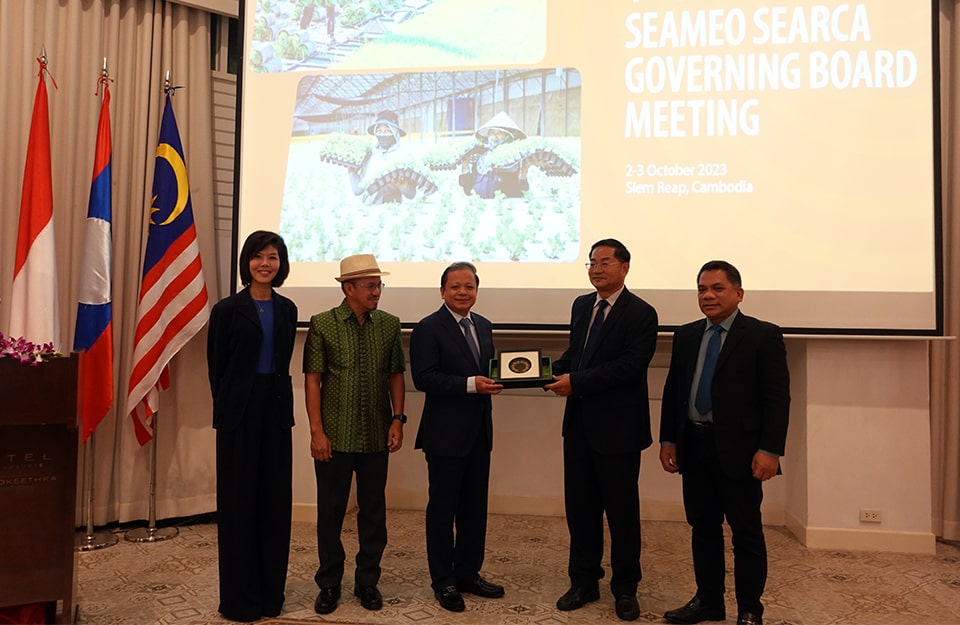 Mr. Ty Channa, Director of the Department of Personnel and Human Resource Development (PHRD) at the Ministry of Agriculture, Forestry, and Fisheries in Cambodia and a former SEAMEO SEARCA GB Member (center), receives recognition for his invaluable contribution to the Center.