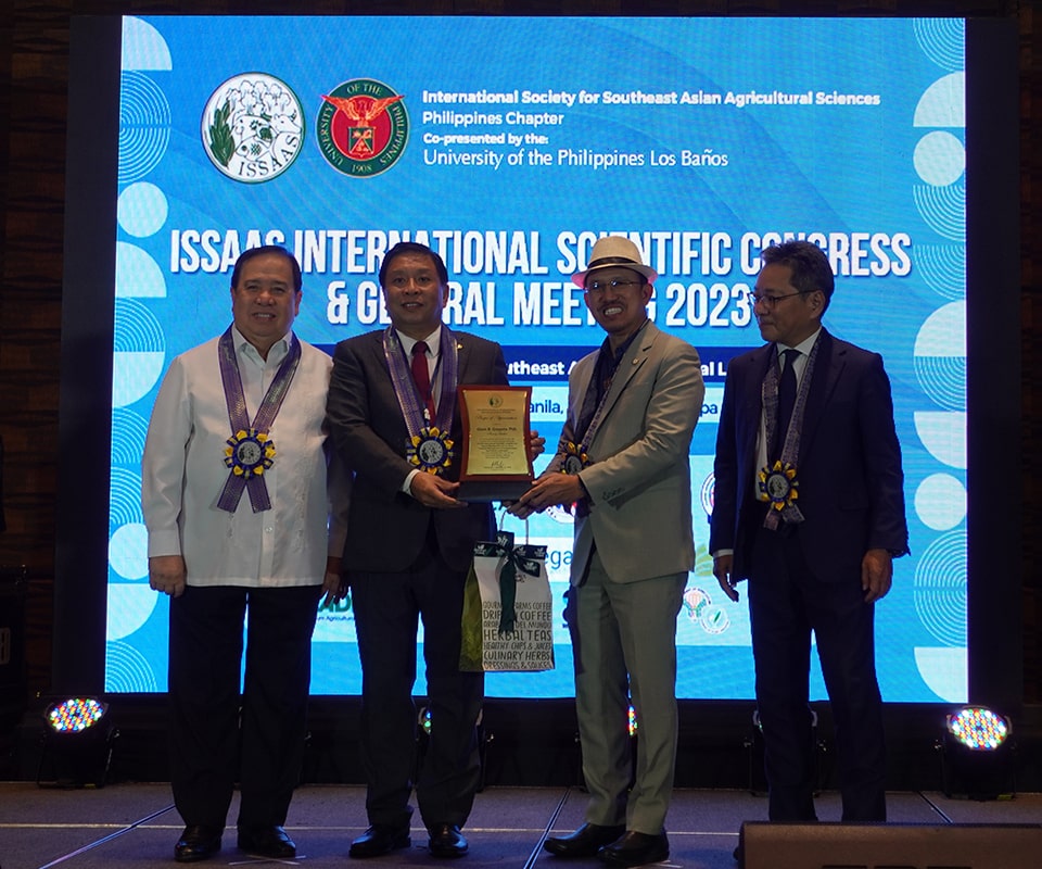 Dr. Fernando Sanchez, Jr., ISSAAS-Philippines Chapter president (middle left), presents a plaque of appreciation to Dr. Gregorio for serving as a plenary speaker during the ISSAAS International Scientific Congress and General Meeting 2023.