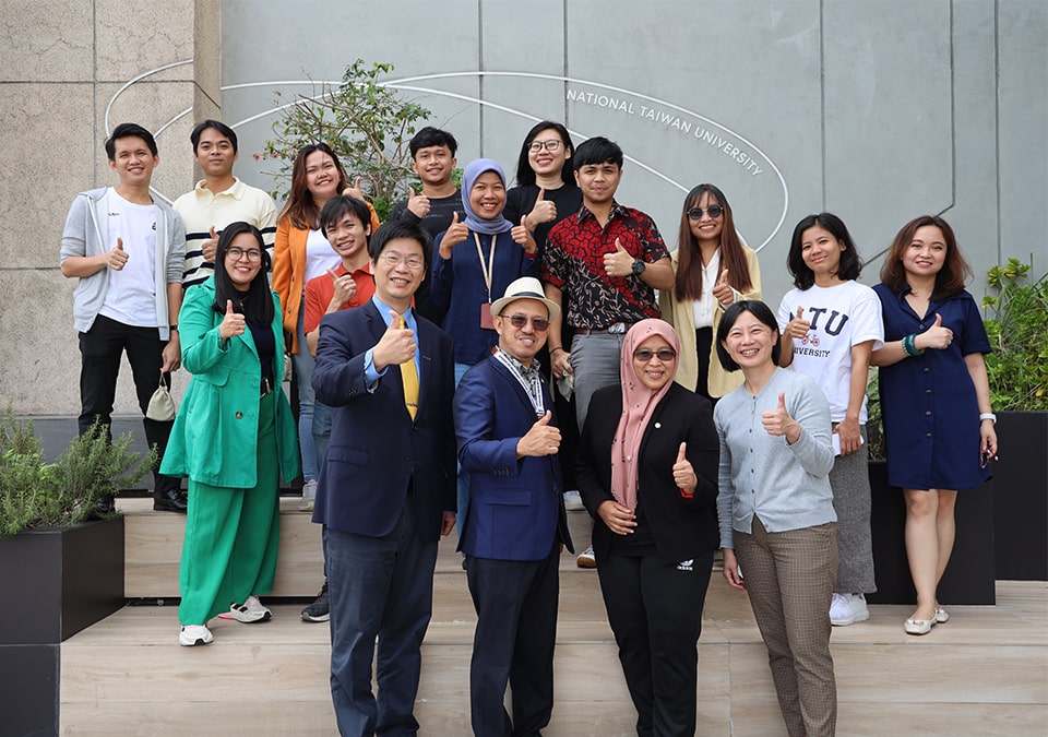 SEARCA and NTU officials are joined by the scholars and alumni of the NTU-SEARCA Joint Scholarship Program for Global ATGS at the renewal ceremony. (Photo: NTU)