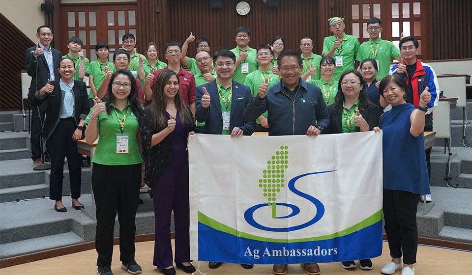 (front row) Deputy Director General Hsiao Kuang-wei (third from the right) of the Public Diplomacy Coordination Council-Taiwan Ministry of Foreign Affairs (MOFA), Deputy Director General Hung Hsiao-chun (second from the right) of the Department of International Affairs-Taiwan Ministry of Agriculture (MOA), and the Taiwan Youth Agricultural Ambassadors (TYAA), pose with SEARCA representatives led by SEARCA Deputy Director for Administration Joselito Florendo (third from the right).