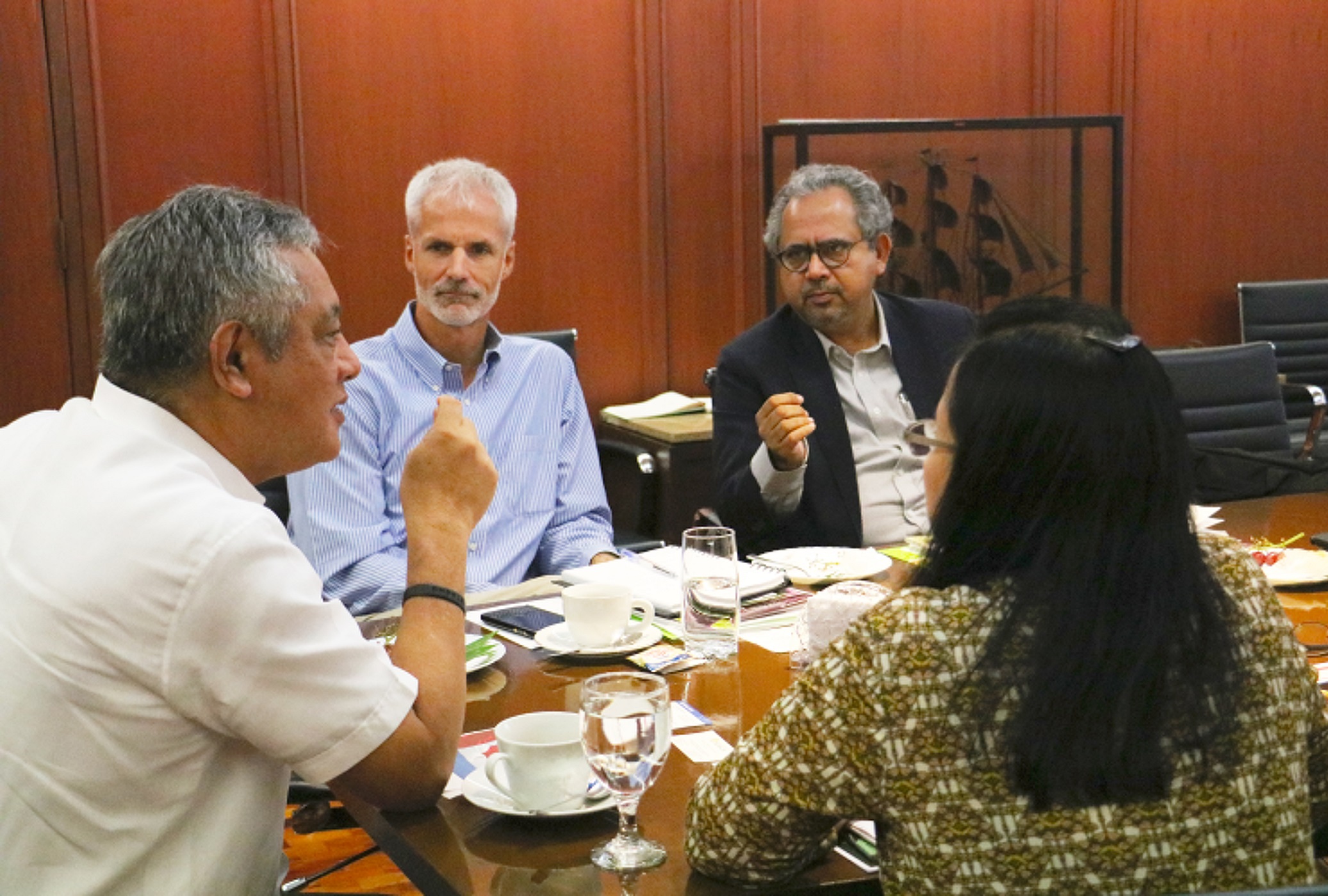 Dr. Anindya Chatterjee (top right), IDRC Regional Director for Asia, and Mr. Stephen Weaver (top left), Head of Cooperation at the Canadian Embassy in the Philippines, were briefed on SEARCA’s current programs and activities by Dr. Gil C. Saguiguit, Jr. (bottom left), SEARCA Director; Dr. Bessie M. Burgos (bottom right), SEARCA Program Head for Research and Development; and other SEARCA program heads (not in photo)