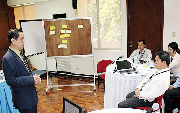 Dr. Federico M. Macaranas (standing), AIM Professor, recaps what has been discussed in the first two days of the mentoring workshop.