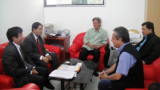 From left: Dr. Sitha Khemmarath (SKU Vice President for Academic Affairs); Dr. Bounpong Keorodum, Acting SKU President; Dr. Oscar B. Zamora (Dean, UPLB Graduate School); Dr. Luis Rey I. Velasco (UPLB Chancellor); and Dr. Gil C. Saguiguit, Jr. (SEARCA Director).