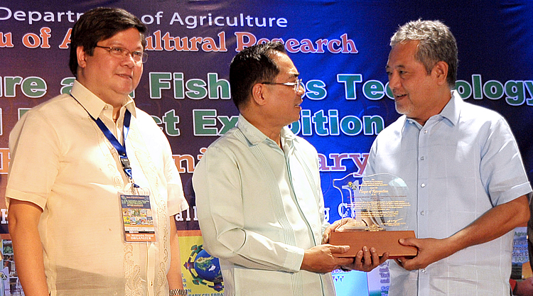 Dr. Gil C. Saguiguit, Jr. (right), SEARCA Director, accepts the plaque of recognition presented by DA Assistant Secretary Romeo S. Recide. Looking on is DA-BAR Executive Director Nicomedes P. Eleazar. (Photo courtesy of DA-BAR)