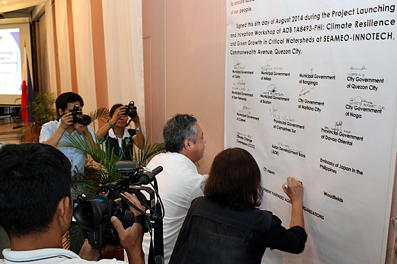 Dr. Gil C. Saguiguit, Jr. (left), SEARCA Director, also takes his turn to sign the commitment document along with Ms. Teresita Pascual of ERGONS. 