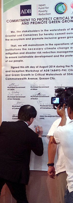 Mr. Shuji Kaku, Chief Representative of CTI, Manila Office, signs the commitment document, on behalf of CTI Japan.