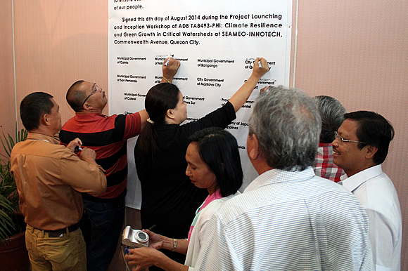 Representatives of the local government units (LGUs) sign the “Commitment to Protect Critical Watersheds and Promote Green Growth” during the project launch. Looking on are Dr. Lope B. Santos III (rightmost), SEARCA Program Specialist and Officer in Charge of Project Development and Management Department, and other LGU representatives.