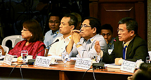 Dr. Prudenciano U. Gordoncillo (rightmost) presents to the Philippine Senate Committee on Agriculture and Food the findings and policy recommendations of the DA/BAR-SEARCA study titled “An Assessment of Smuggling of Selected Agricultural Commodities in the Philippines” on 24 February 2014. 
