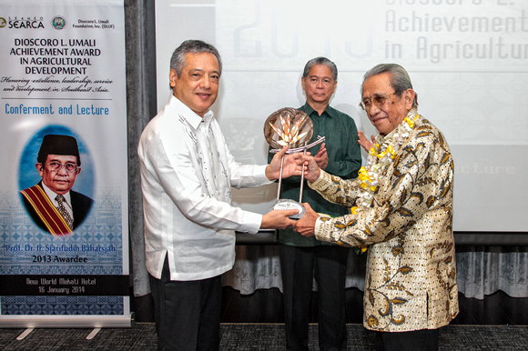 indonesian-economist-conferred-the-2013-dioscoro-l-umali-achievement-award-in-agricultural-development-1