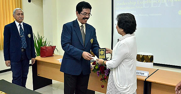 Dr. Cardenas receives an institutional gift for SEARCA from Dr. Yogi Sugito as Prof. Dr. Ir. Ifar Subagyo, Head of UB’s International Office look on.