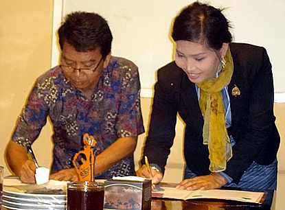 UNITRI Rector Prof. Dr. Utomo and UBB Rector Ms. Sieng Emtotim sign their MOU