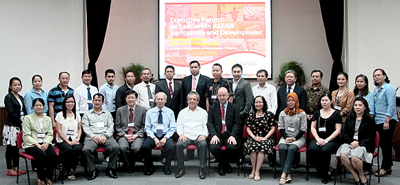 Resource persons, participants, and organizers in [i]Leaders in ASEAN Agriculture and Development: An Executive Forum[/i] pose to kick off the five-day forum at SEARCA, College, Laguna.