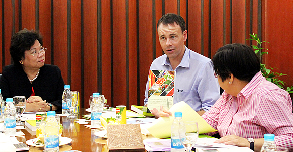 Mr. Dutton (center) said the Australian Government is interested in supporting initiatives in the areas of economic policy and infrastructure such as the ACIAR-funded project implemented by SEARCA that produced the book he is holding, which is titled Strengthening Markets of High Value Fruits and Vegetables in Mindanao. Looking on were Dr. Cardenas (left), Ms. Honrado (right) and other SEARCA officers (not in photo).