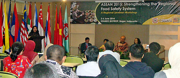 Ms. Nova A. Ramos, Program Specialist at SEARCA, introduces seminar-workshop participants, resource persons, and organizers as officials of SEAMEO RECFON, BIOTROP, and SEARCA look on.