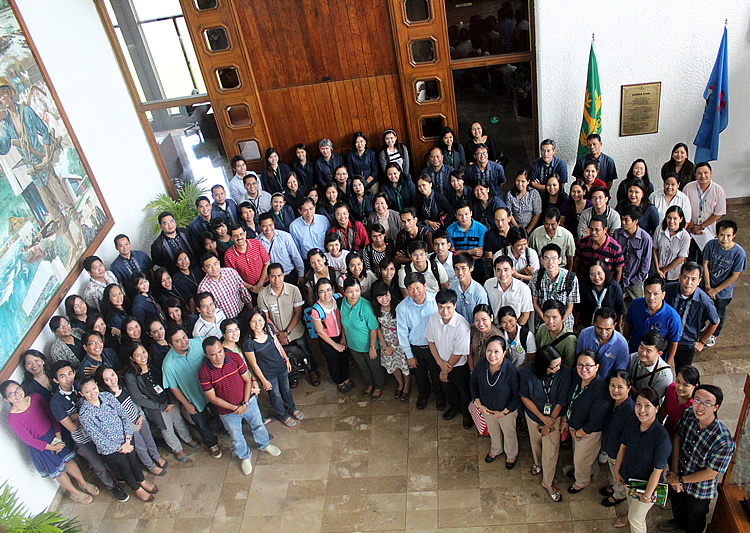 GB members from Brunei, Cambodia, Singapore, and Timor-Leste and the representative the Thai GB member join SEARCA staff and scholars for a souvenir photo during their visit to the Center’s headquarters on 19 November 2014. 