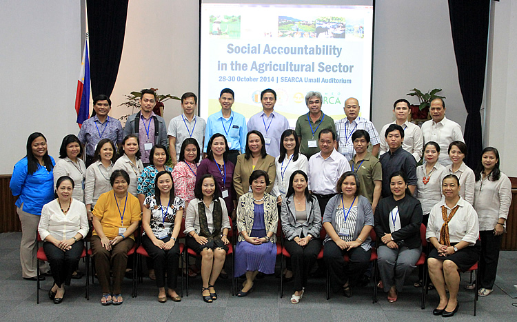 Participants, resource persons, and the training management team pose for a group photo.