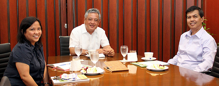 Commissioner Ruperto S. Sangalang (right) of the Commission on Higher Education (CHED), Philippines was received by Dr. Gil C. Saguiguit, Jr., SEARCA Director, and Dr. Maria Cristeta N. Cuaresma, Program Head for Graduate Education and Institutional Development, on his visit to SEARCA on 5 September 2014. 