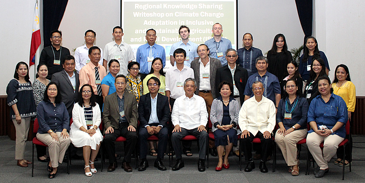 The participants and organizers of the Regional Knowledge Sharing Writeshop on CCA in ISARD pose for posterity.  Photo includes Dr. Gil C. Saguiguit, Jr., SEARCA Director, at the center, front row; to his left, Commissioner Naderev M. Saño of the Climate Change Commission, Philippines; and Dr. Rodel D. Lasco, Scientific Director of OML Center. Dr. Percy E. Sajise, SEARCA Senior Fellow and Technical Coordinator of the writeshop, is third from the right, front row.