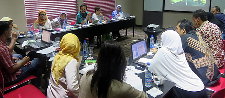 Mr. Arif Aliadi facilitated the active discussion during the 3-day writeshop in Jakarta, Indonesia.