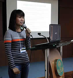 Ms. Rita dela Cruz, Assistant Division Chief, Applied Communication of DA-BAR, presents the workshop outputs (blog) of each group during the training on Knowledge Sharing for Your Work: Techniques and Tools for Project KM.