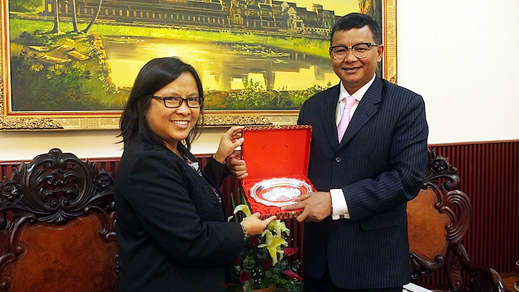 HE Dr. Hang Chuon Naron, Cambodia’s Minister of Education, Youth and Sports presents a token of appreciation to Dr. Maria Cristeta N. Cuaresma, SEARCA’s Program Head for GEID