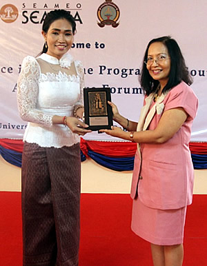 Dr. Maria Celeste H. Cadiz (right) hands SEARCA’s institutional gift to UBB Rector Sieng Emtotim (left).