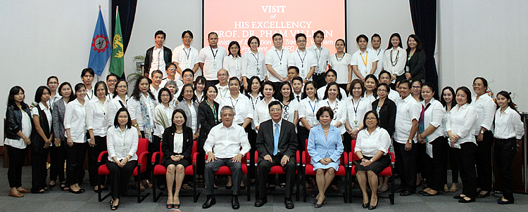 In a souvenir photo with the SEARCA staff are (all seated) H. E. Pham Vu Luan (third from right) with Dr. Saguiguit (third from left); Dr. Tinsiri Siribodhi (second from left), SEAMEO Secretariat Deputy Director (Administration and Communication); Dr. Virginia R. Cardenas (second from right), SEARCA Deputy Director for Administration; Dr. Maria Cristeta N. Cuaresma (rightmost), SEARCA Program Head for Graduate Education and Institutional Development; and Dr. Bessie M. Burgos (leftmost), SEARCA Acting Program Head for Research and Development.