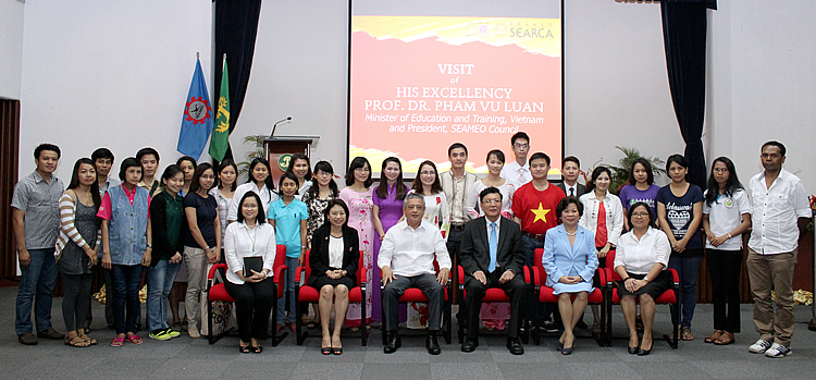 The SEARCA scholars studying at the UPLB with the officials of SEAMEO and SEARCA (seated) and Mr. Nguyen Dang Khue (standing, sixth from right), interpreter of H.E. Pham Vu Luan.