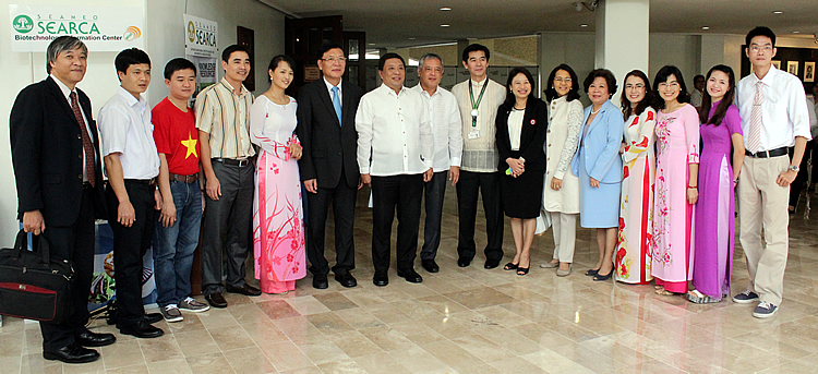 The Vietnamese SEARCA scholars studying at UPLB with H.E. Pham Vu Luan (sixth from left), Dr. Fernando C. Sanchez, Jr. (seventh from left), UPLB Chancellor and Philippine Representative to the SEARCA Governing Board; Dr. Saguiguit (eighth from left); Dr. Romeo R. Quizon (ninth from left), Director of SEAMEO TROPMED-Philippines and Dean of UP-CPH; Dr. Tinsiri (seventh from right); Mr. Tran Ba Viet Dzung (leftmost), Advisor to the Minister on SEAMEO and ASEAN Affairs, MOET; Dr. Maria Carmen C. Tolabing (sixth from right), Assistant to the Dean for Academic Affairs of UP-CPH; and Dr. Cardenas (fifth from right).