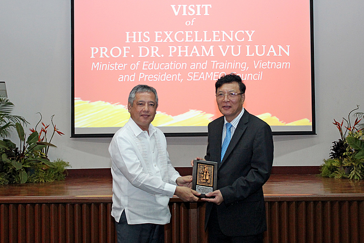 Dr. Gil C. Saguiguit, Jr. (left), SEARCA Director, presents a replica of the Growth Monument, SEARCA’s institutional symbol, to H. E. Pham Vu Luan.