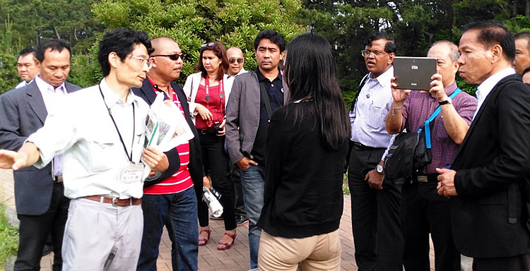 Philippine delegation visits the Forest Soil Erosion Control Project in Kawasaki.