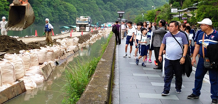 Philippine delegation observes some activities of the Riverbasin Management and Ecotourism in Kyoto project.