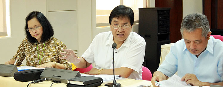 Dr. Cielito F. Habito (M), ARD2014 Technical Adviser and Workshop Facilitator and Dr. Bessie M. Burgos (L), RDD Acting Program Head and Workshop Co-Facilitator with Dr. Gil C. Saguiguit, Jr. (R), SEARCA Director.