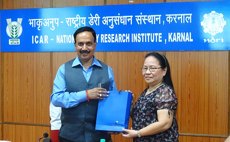 Dr. A. K. Srivastava (left), Director and Vice-Chancellor of ICAR-NDRI in Karnal, receives a token of appreciation from PCC through Dr. Annabelle Sarabia, PCC Chief of Operations.