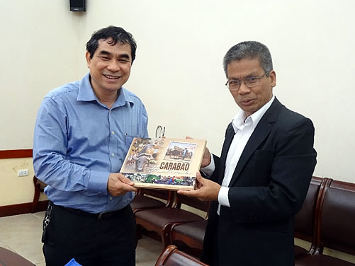 Dr. Nguyen Anh Minh (left), Deputy Director General of the International Cooperation Department, MARD, receives a token of appreciation from Dr. del Barrio.