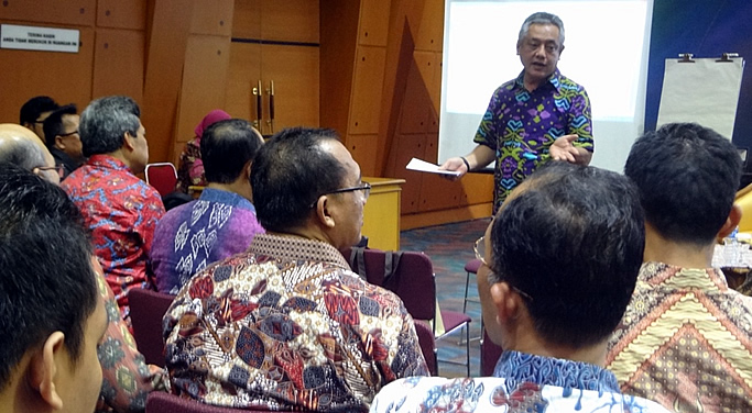 Dr. Gil C. Saguiguit, Jr., SEARCA Director, leads discussion on TVET as a priority area with Indonesian MOEC representatives. Aside from SEARCA, BIOTROP and VOCTECH were the SEAMEO centers in this sub-group for the center directors’ workshop.
