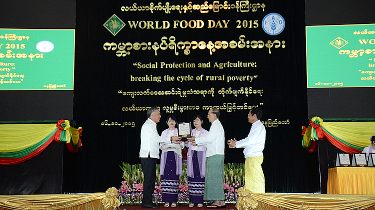 His Excellency President Thein Sein of Myanmar (front, second from right), presents the plaque of recognition to Dr. Gil C. Saguiguit, Jr. (leftmost), SEARCA Director, at the World Food Day celebration of Myanmar on 16 October 2015 at Yezin Agricultural University (YAU) in Nay Pyi Taw. [br] (Photo courtesy of MOAI, Myanmar)
