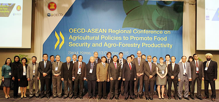 The delegates of the OECD-ASEAN [i]Regional Conference on Agricultural Policies to Promote Food Security and Agro-forestry Productivity.[/i]