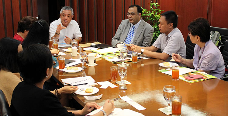 Dr. Gil C. Saguiguit, Jr., SEARCA Director (Center) discussing with Dr. Shahbaz Khan (Third from right), Mr. Hussein Macarambom (Second from right), and Dr. Olivia Castillo (rightmost) common points of interest that SEARCA and the UNESCO Regional Science Bureau could jointly work on.