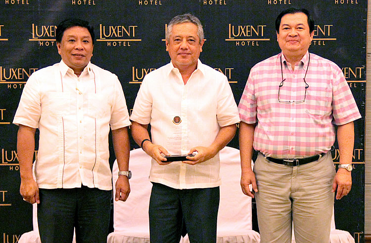 Dr. Gil C. Saguiguit, Jr. (center), SEARCA Director, holds the plaque of recognition presented by UPLB Chancellor Fernando C. Sanchez, Jr. (left) during the thanksgiving dinner reception tendered by the university for its partners on 21 October 2015 at the Luxent Hotel in Quezon City, Philippines. Also in the photo is UPLB Vice Chancellor for Research, Development and Extension Rex B. Demafelis. (Photo by Lawrence N. Garcia/UPLB-OVCRE)