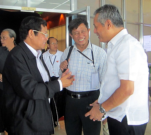 Minister Myint Hlaing (left) thanks Dr. Saguiguit (right) for SEARCA’s efforts to develop human resources in Myanmar's agriculture sector. Looking on is Dr. Tin Htut (center), Permanent Secretary of MOAI, who coordinates the seven departments under the Ministry and assists the Minister in managing the MOAI.