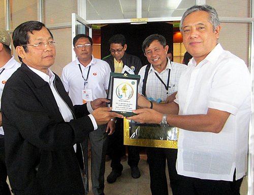 Union Minister for Agriculture and Irrigation Myint Hlaing (left) presents a plaque to SEARCA Director Gil C. Saguiguit, Jr. as token of appreciation for the work that SEARCA has done for his country’s agricultural development.