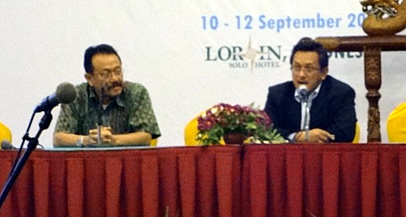Dr. Gatot Hari Priowirjanto, SEAMES Director, and Mr. Hj Md Sharifuddin bin Hj Md Salleh, SEAMEO VOCTECH Director, recount the accomplishments of the Solo workshop in their closing remarks on 12 September 2015.