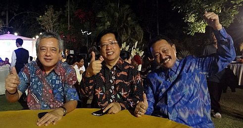 (L-R) Dr. Saguiguit; Dr. Abi Sujak, SEAMOLEC Interim Director; and Dr. Gatot Hari Priowirjanto, SEAMES Director give their thumbs up in Solo, Indonesia for internationalizing and harmonizing TVET in Southeast Asia.