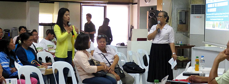 A representative from Cabulisan Women’s Association asks questions about vegetable production.