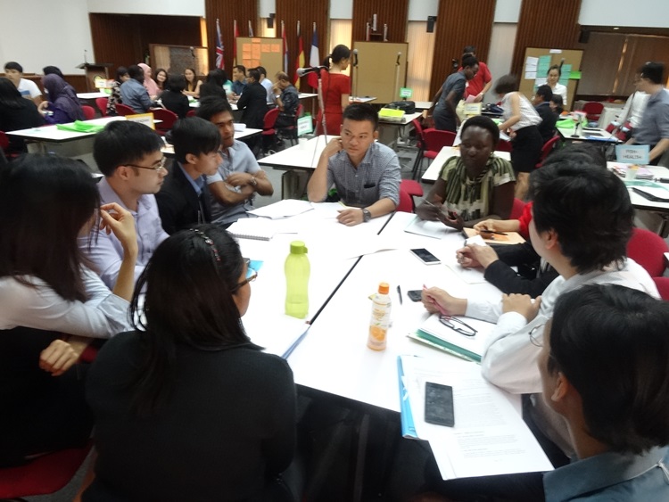 Participants distill their questions on climate change adaptation and mitigation in agriculture for the two experts, Dr. Rodel D. Lasco and Dr. Julian Gonsalves. 