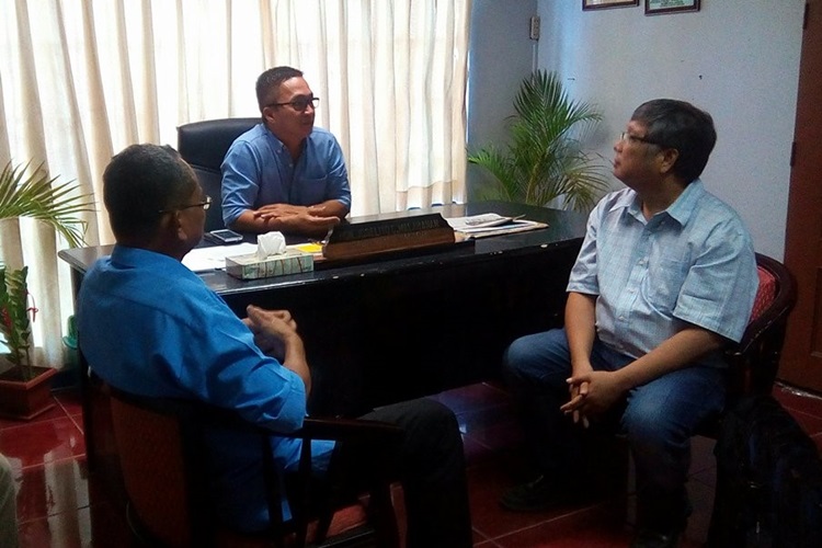 Mr. Elmer Cobarrubias, Municipal Agriculturist, Mayor Joselito Malabanan, and Prof. Rolando T. Bello discussing about the commitment of the LGU in the ISARD project