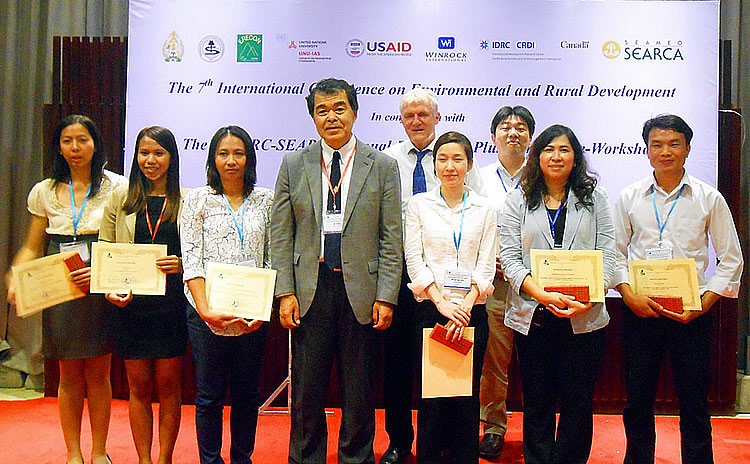 IDRC-SEARCA alumni, Ms. Sreyneang Chheun (second from left) and Mr. Bouavonh Biachampah (rightmost), receive “Excellent Paper Award.”