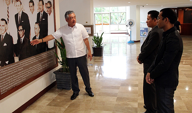 Dr. Saguiguit shares a bit of SEARCA’s history with Ambassador Martins during the tour. 