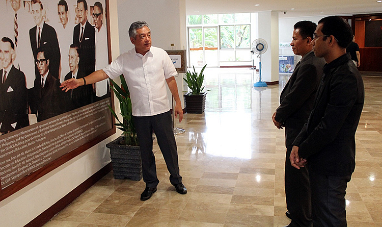 Dr. Saguiguit shares a bit of SEARCA’s history with Ambassador Martins during the tour. 